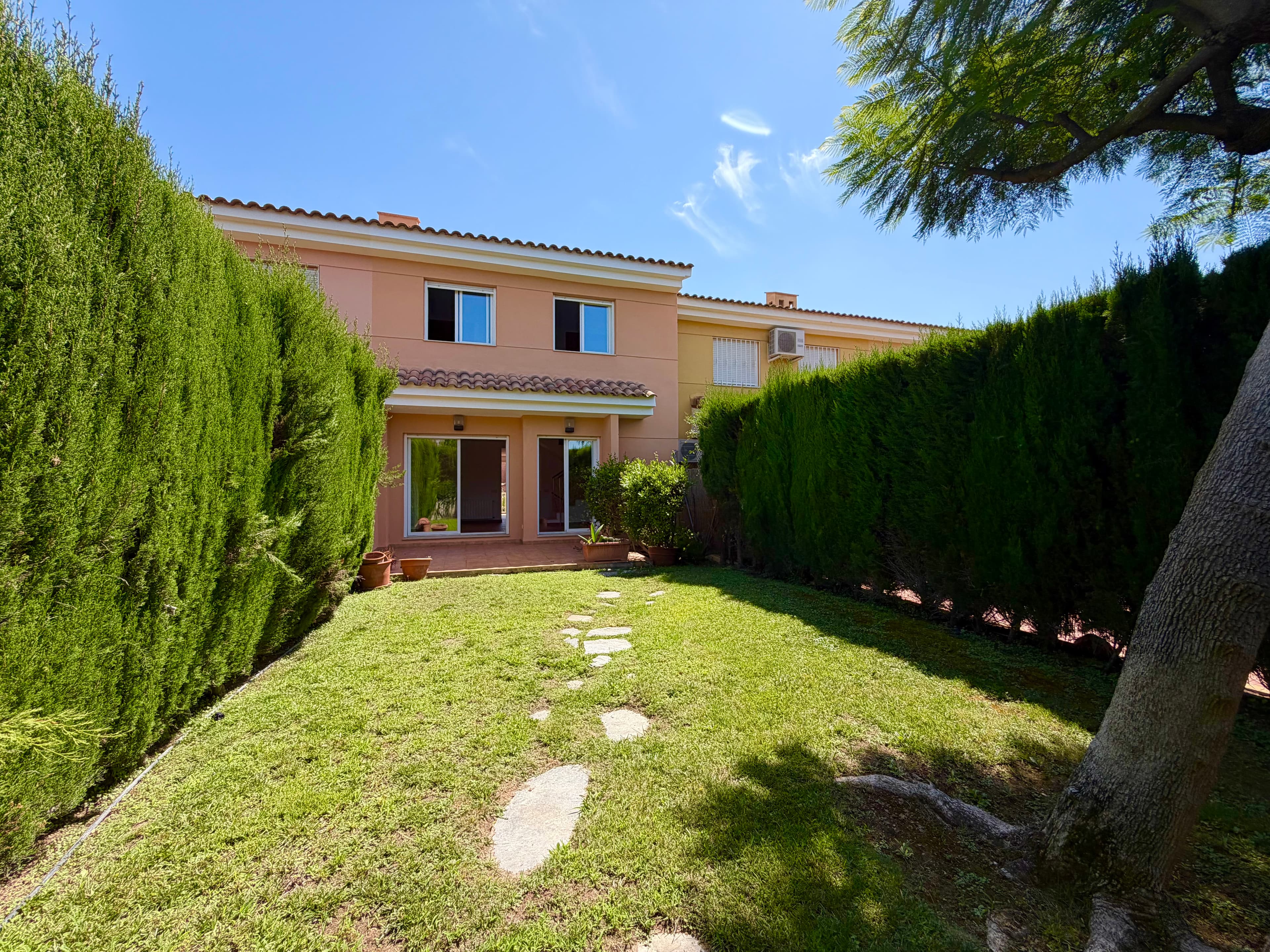 Vivienda unifamiliar con jardín fotografiada para su venta, Valencia