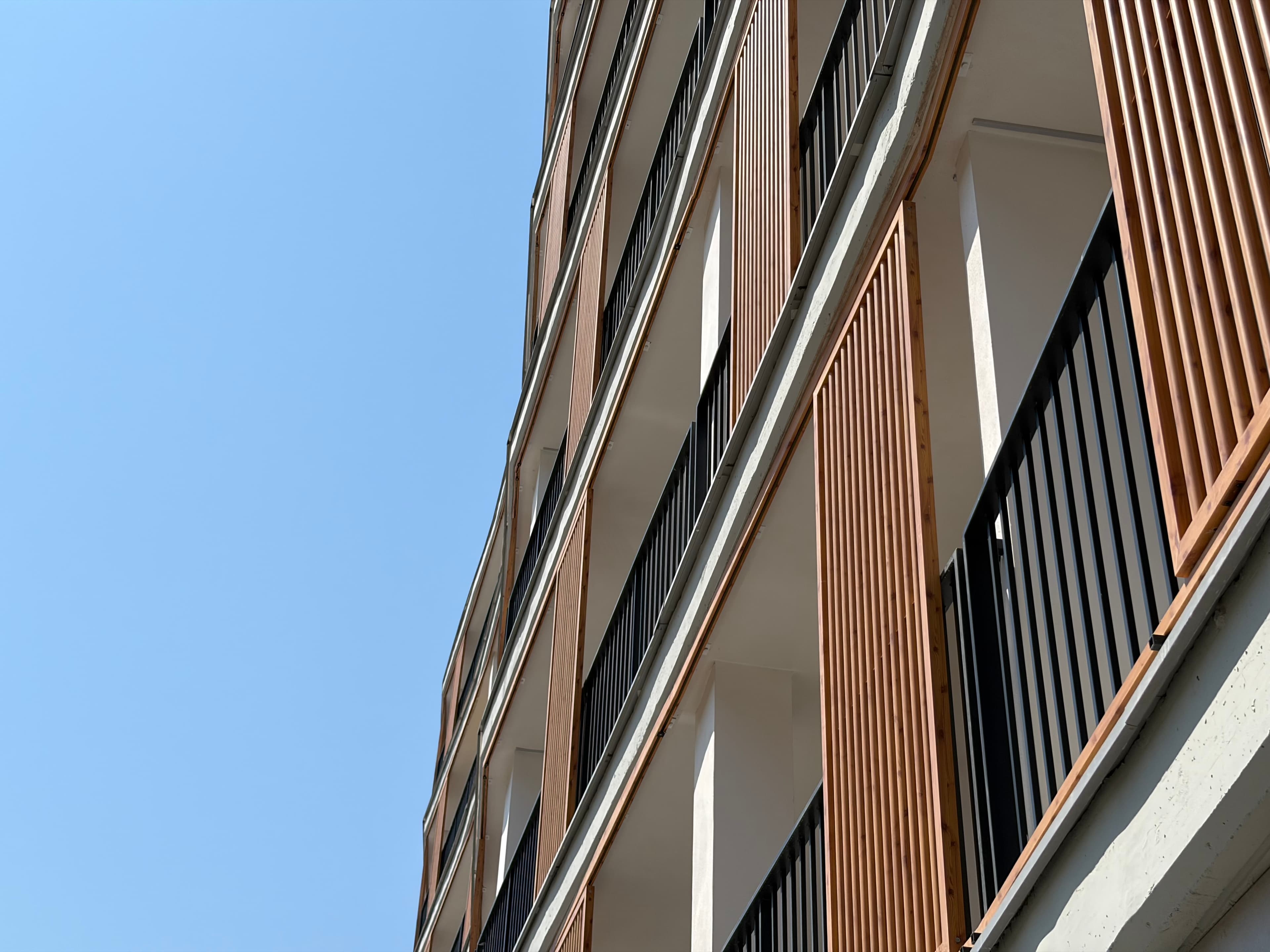 Detalle de fachada con balcones, edificio residencial en Valencia