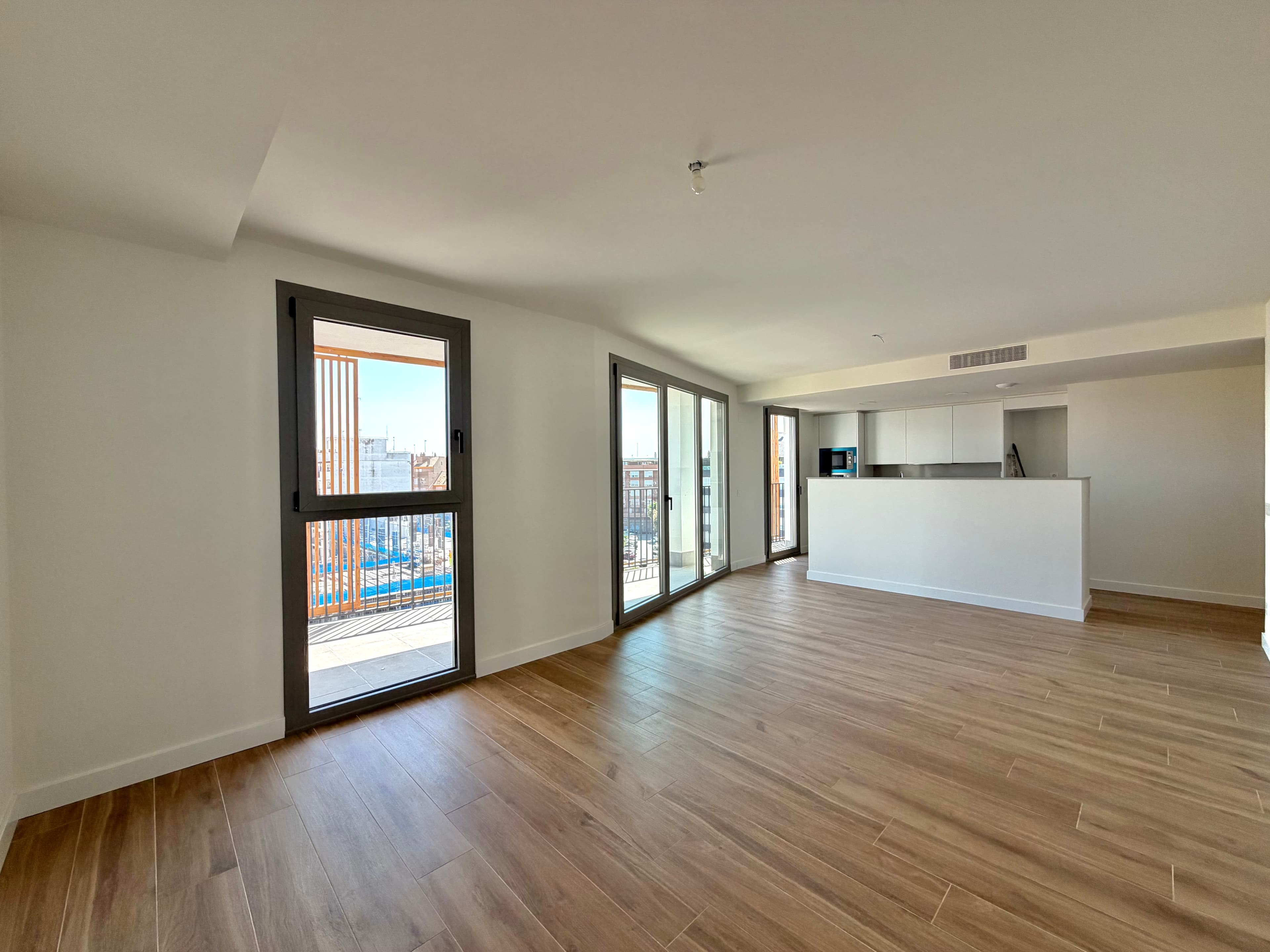 Salón y cocina abierta de piso reformado en Valencia